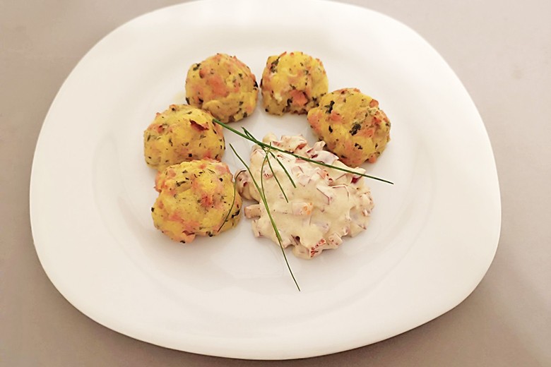 Erdäpfel-Wurst Bällchen mit Paprika-Dip