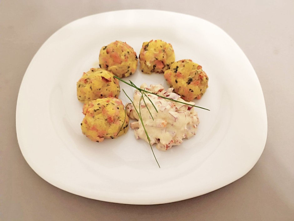 Erdäpfel-Wurst Bällchen mit Paprika-Dip