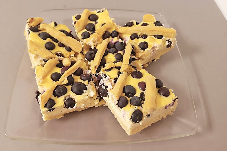 Schwarzbeer-Topfen-Blechkuchen aus Dinkelmehl