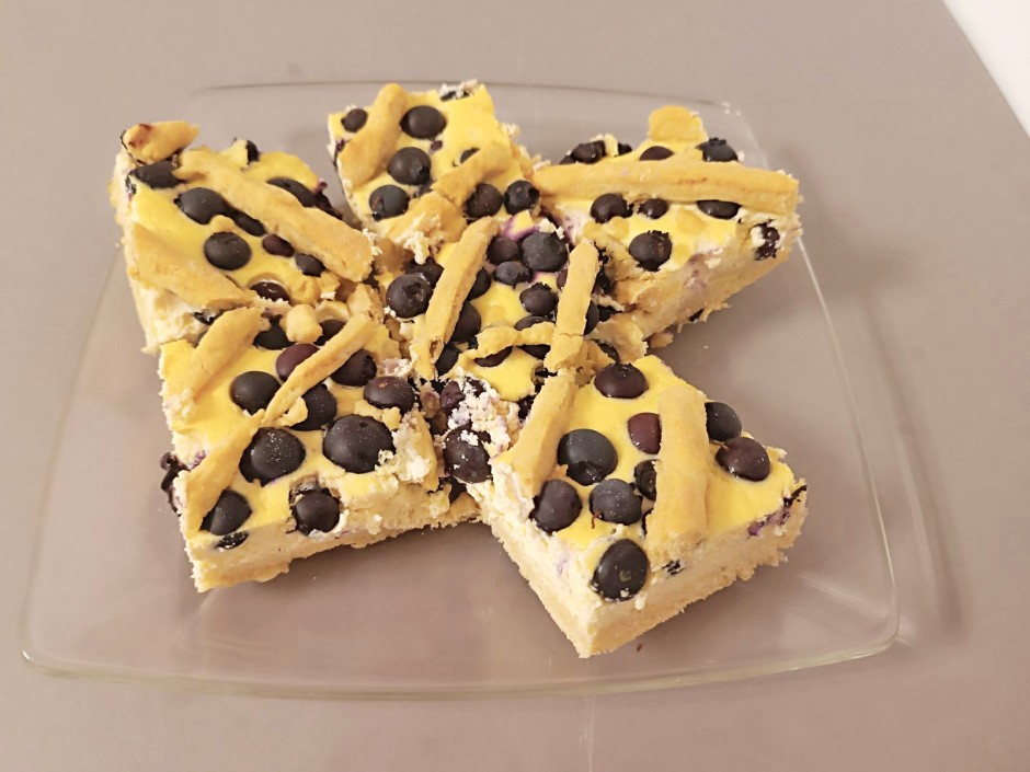 Schwarzbeer-Topfen-Blechkuchen aus Dinkelmehl
