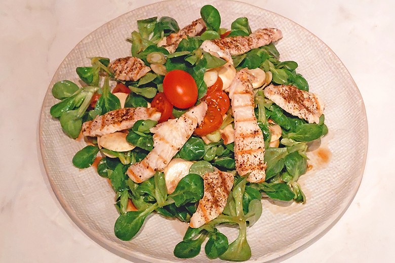 Vogerlsalat mit Putenbrust