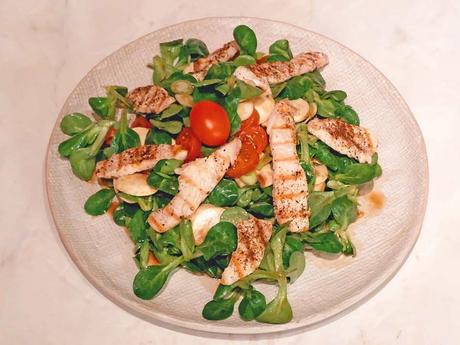 Vogerlsalat mit Putenbrust