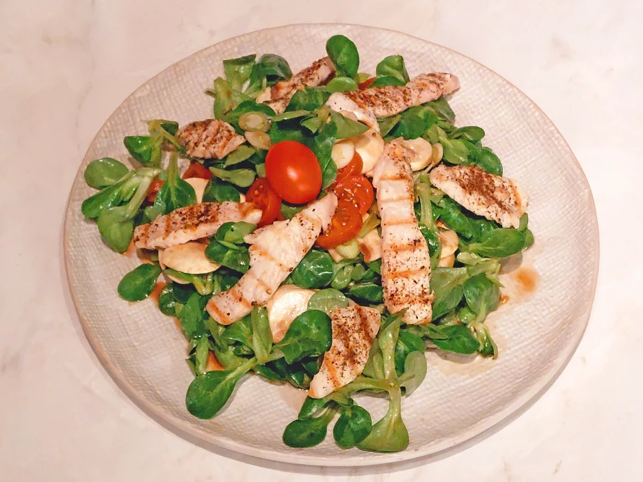 Vogerlsalat mit Putenbrust