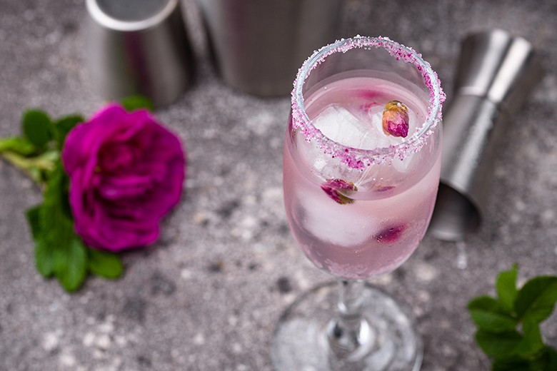 Cocktail mit Rosenblütensirup