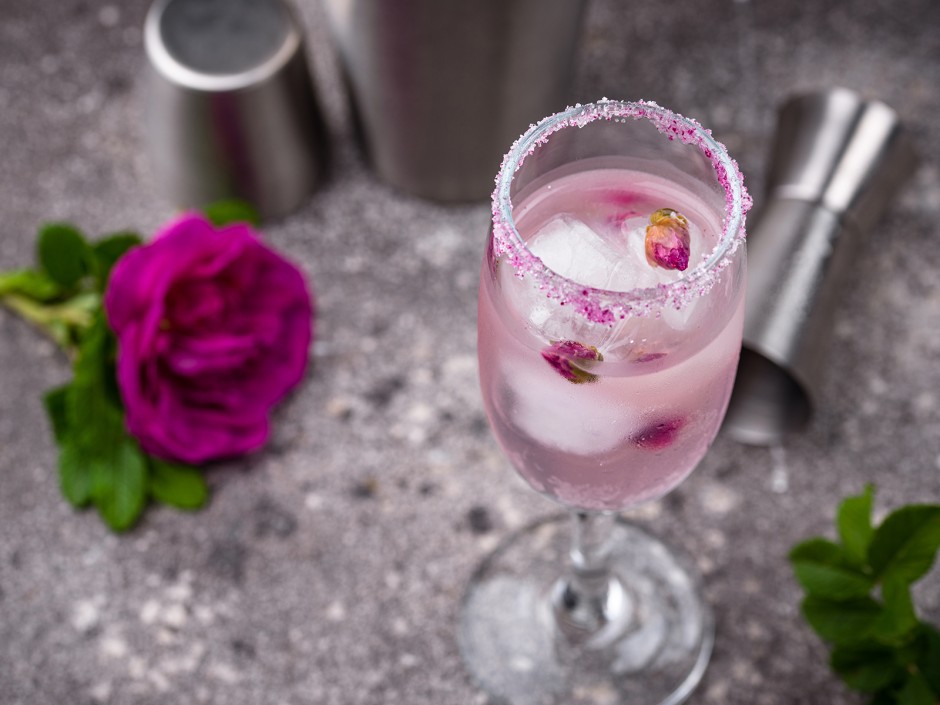 Cocktail mit Rosenblütensirup