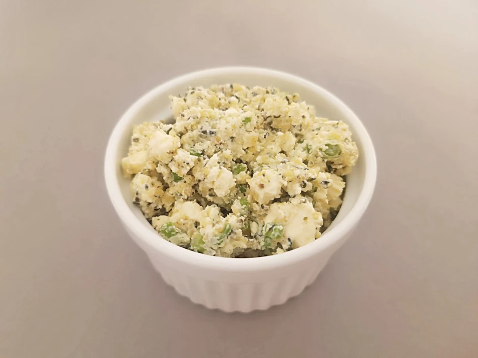 Hanf-Jungzwiebel-Aufstrich mit Br&ouml;seltopfen