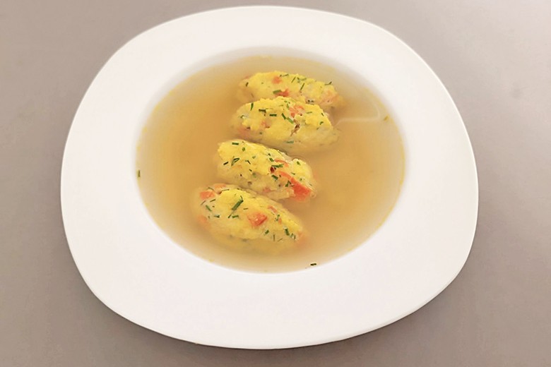 Gebackene Polentanockerl in klarer Suppe
