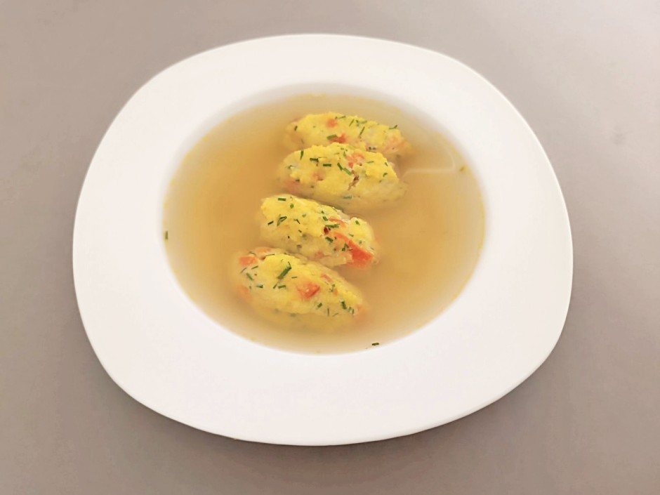 Gebackene Polentanockerl in klarer Suppe