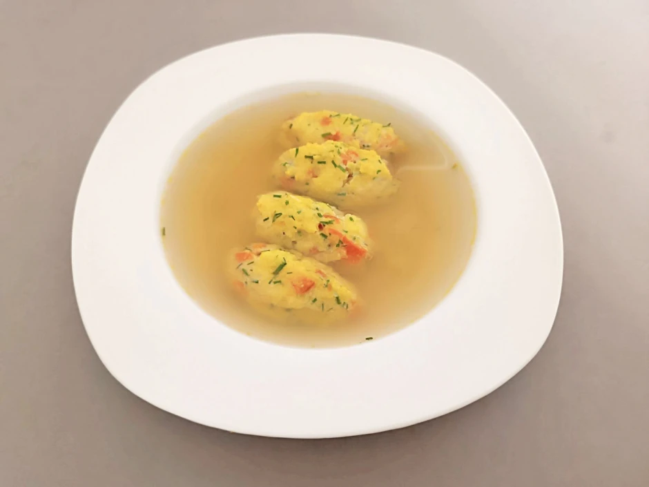 Gebackene Polentanockerl in klarer Suppe
