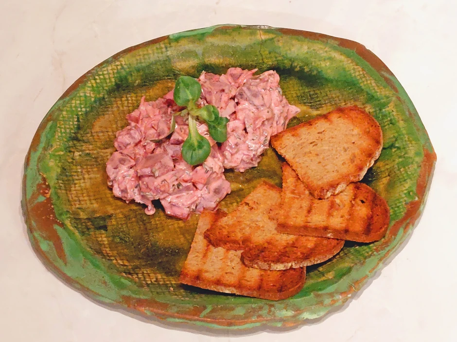 Rote-Rüben-Salat mit Brotchips