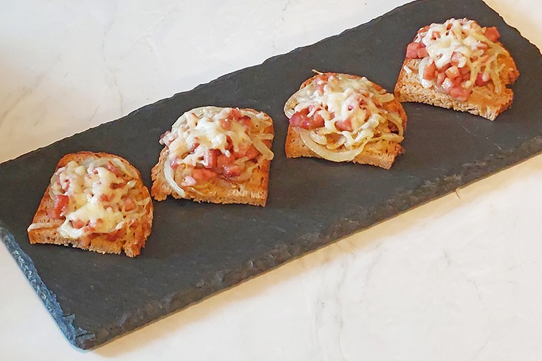 Käse-Zwiebel-Crostini