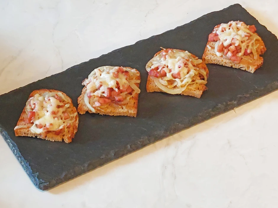 K&auml;se-Zwiebel-Crostini