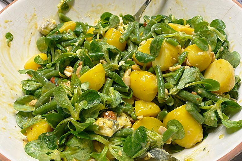 Gerösteter Kartoffelsalat mit Blauschimmelkäse