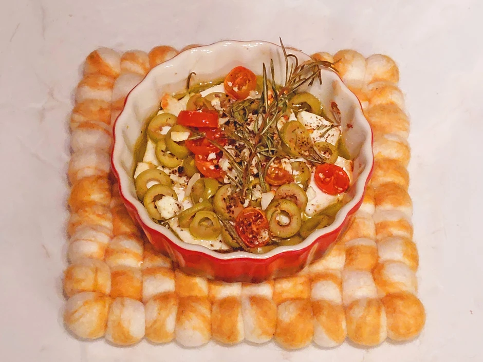 Schafsk&auml;se mit Oliven aus dem Ofen