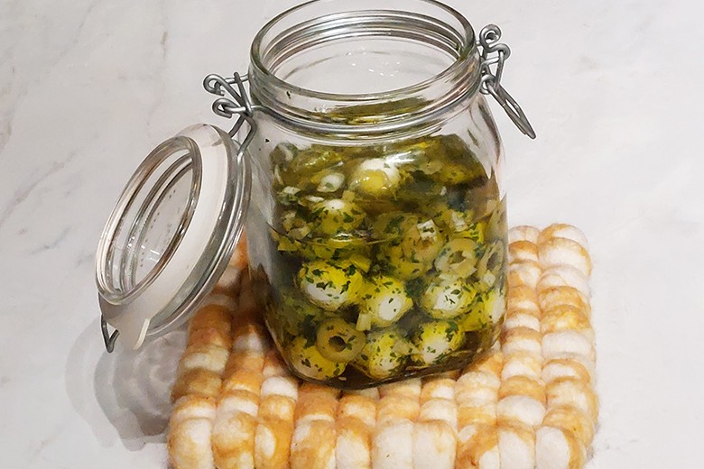 Mozzarella-Kugeln mit Oliven