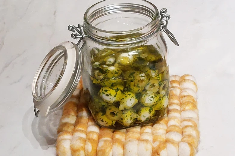 Mozzarella-Kugeln mit Oliven