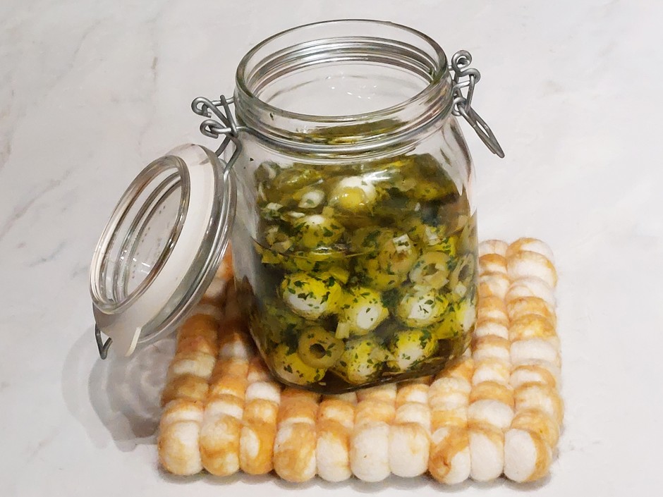Mozzarella-Kugeln mit Oliven