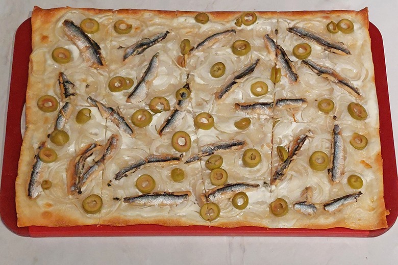 Flammkuchen mit Anchovis