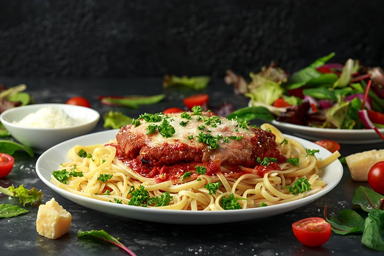 Tomatenspaghetti mit Schnitzel in Käse-Ei-Hülle