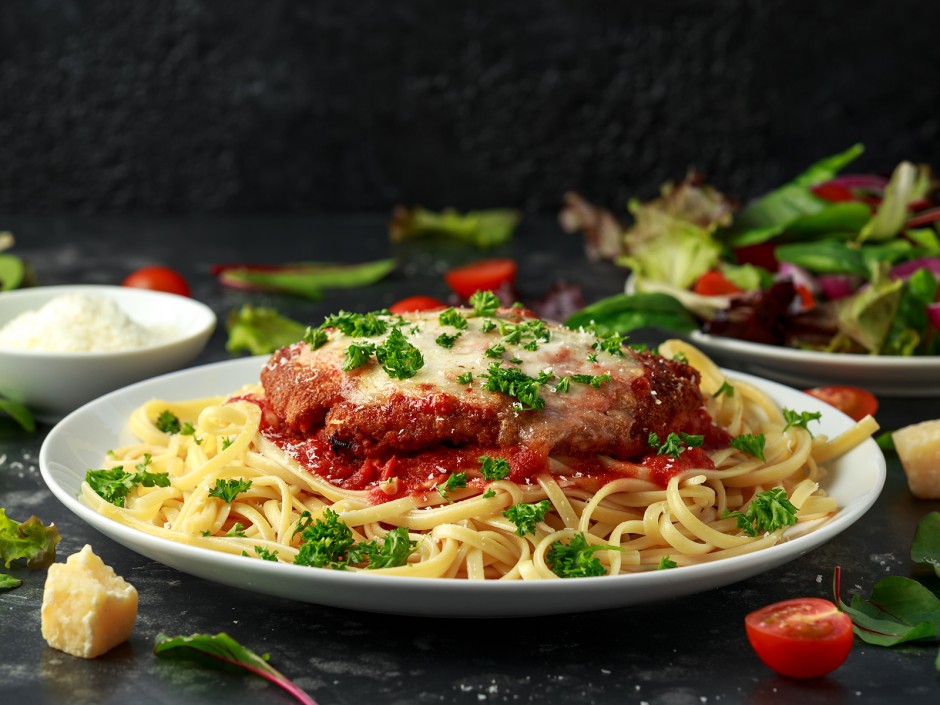 Tomatenspaghetti mit Schnitzel in Käse-Ei-Hülle