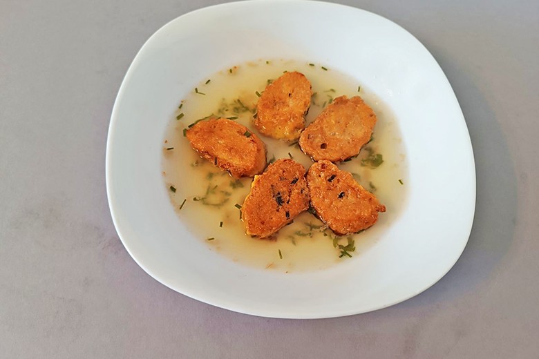 Semmelschöberl in klarer Suppe