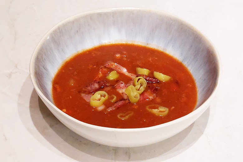 Rote Bohnensuppe mit Peperoni
