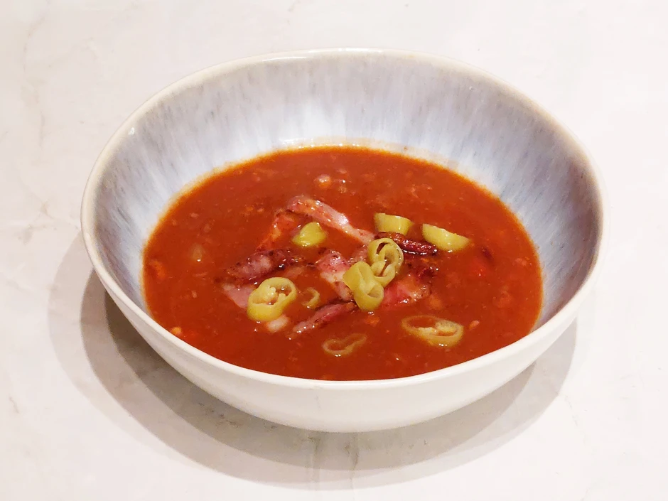 Rote Bohnensuppe mit Peperoni