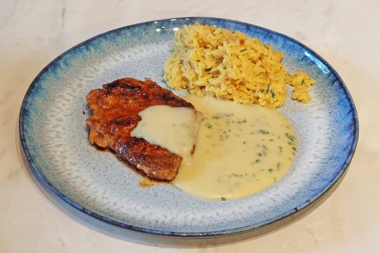 Nackensteaks mit Krensoße und orientalischen Reis