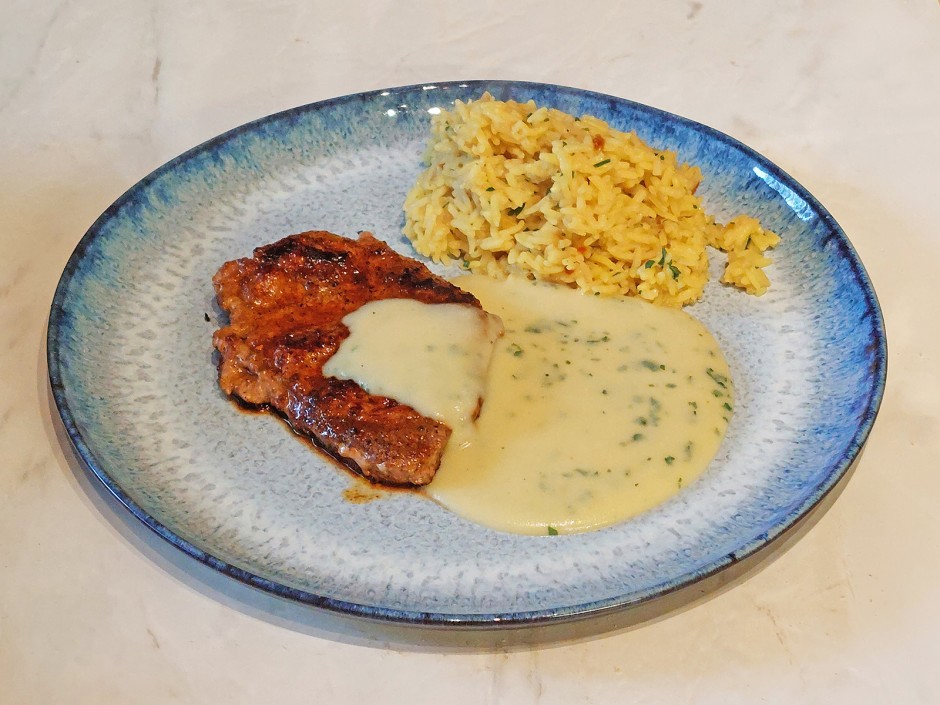 Nackensteaks mit Krensoße und orientalischen Reis