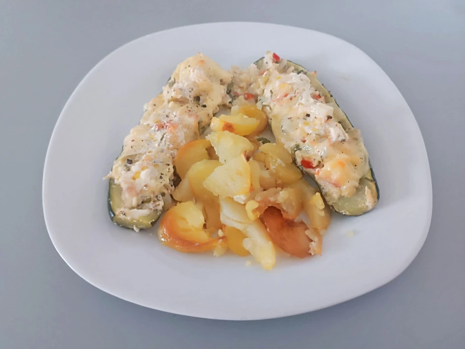 Vegetarisch gef&uuml;llte Zucchini mit Bratkartoffeln