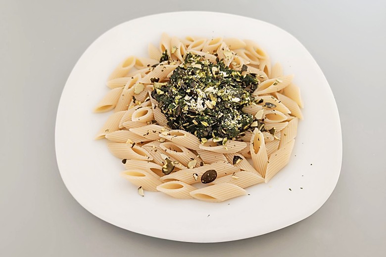 Dinkelnudeln mit Bärlauchpaste und Kürbiskernen