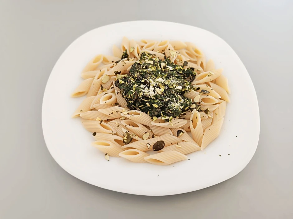Dinkelnudeln mit Bärlauchpaste und Kürbiskernen