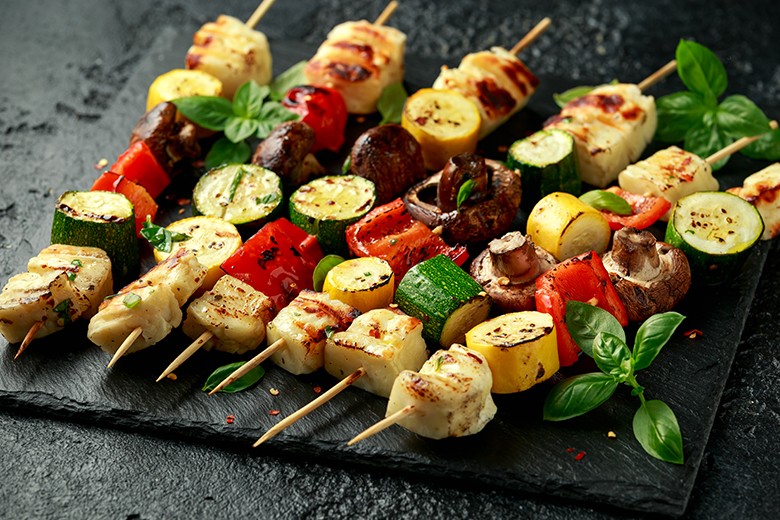 Gemüsespieße mit Halloumi-Käse