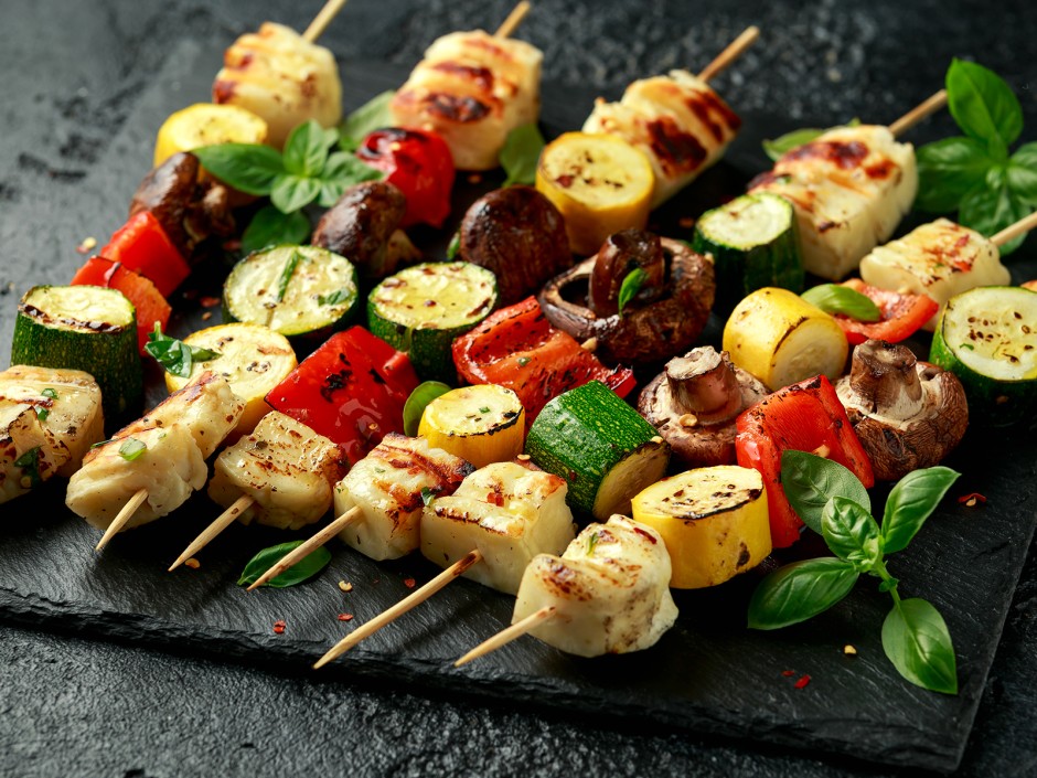 Gemüsespieße mit Halloumi-Käse