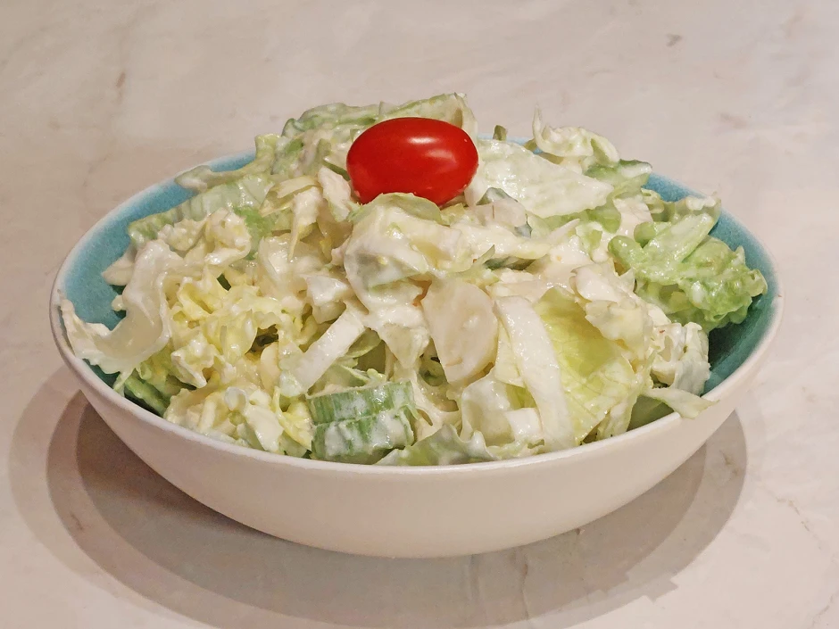 Eisberg-Chicor&eacute;e-Salat mit Krendressing