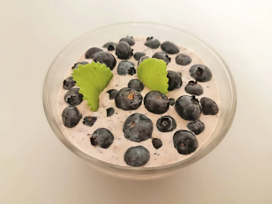 Schwarzbeerdessert mit Chiasamen