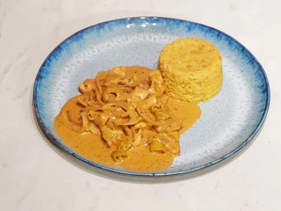 H&uuml;hner-Zwiebel-Curry mit Tikka-Masala-Rahm