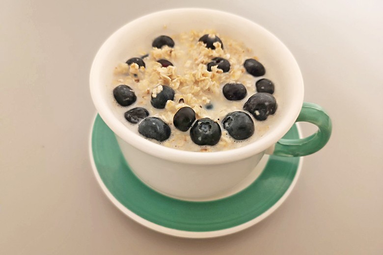 Haferflocken-Frühstück mit Schwarzbeeren