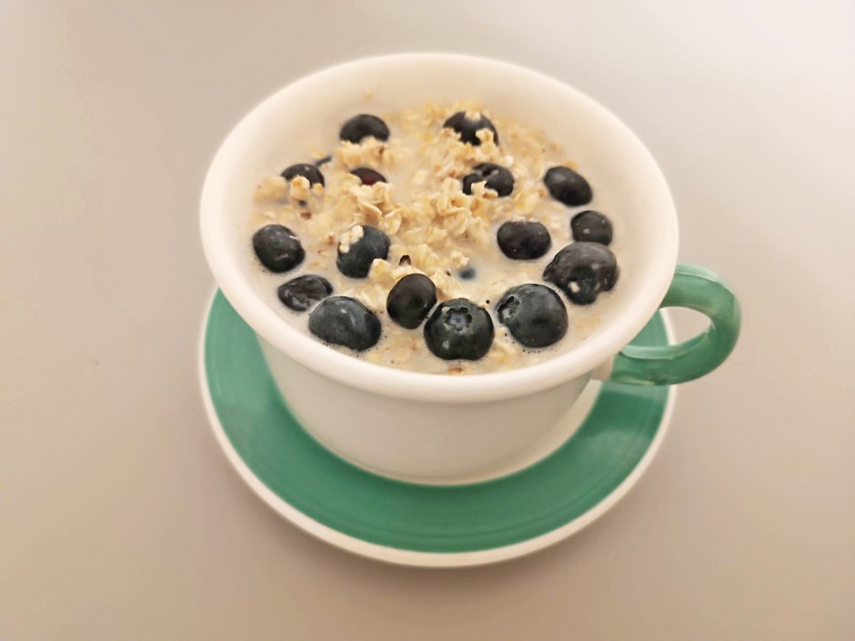 Haferflocken-Frühstück mit Schwarzbeeren