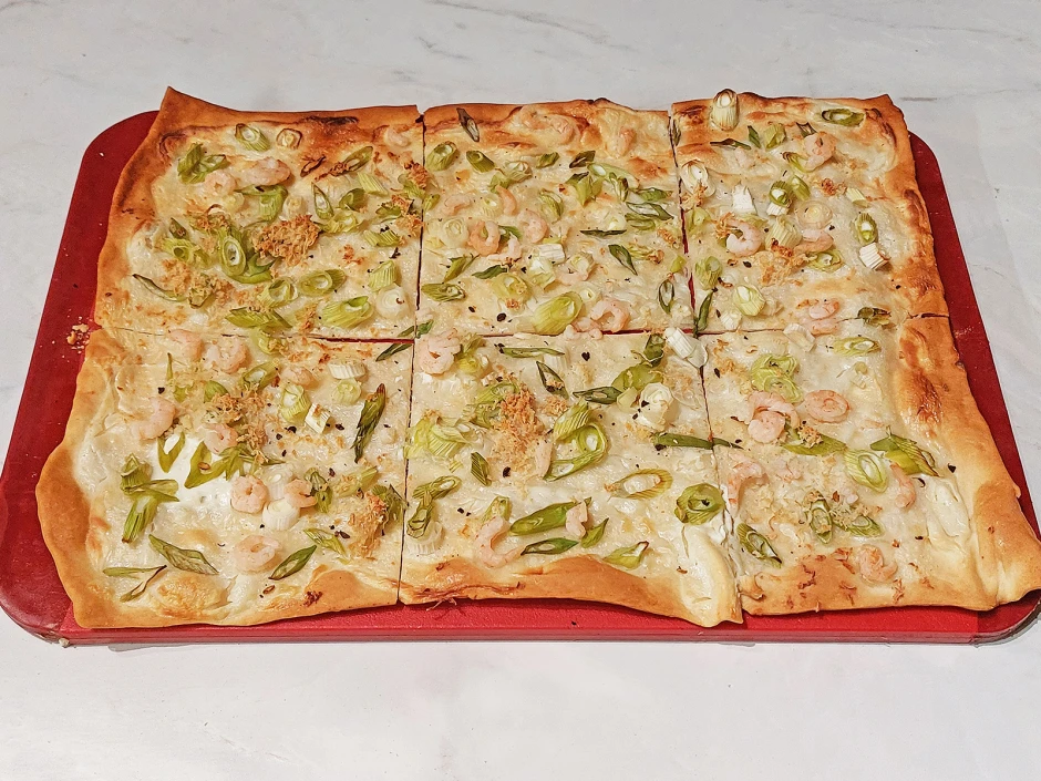 Flammkuchen mit Fr&uuml;hlingszwiebeln und Krabben