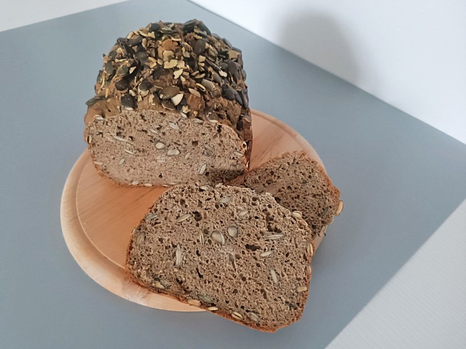 Hanf-Kürbiskern-Buttermilchbrot