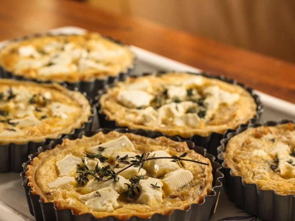 Tarteletts mit Feta und Zwiebel