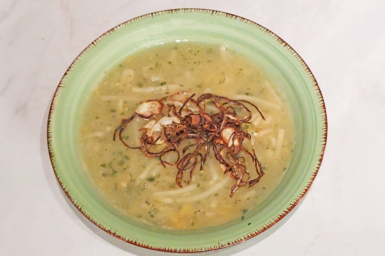 Kartoffel-Bambussuppe mit Zwiebelhaube