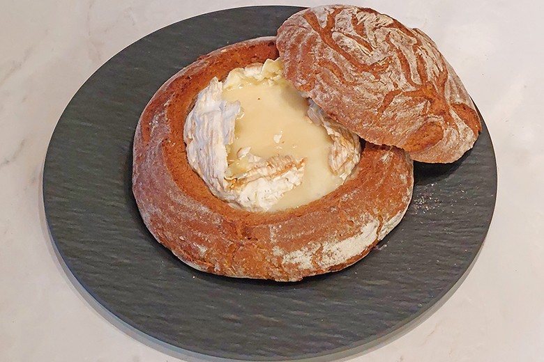 Camembert im Brotlaib
