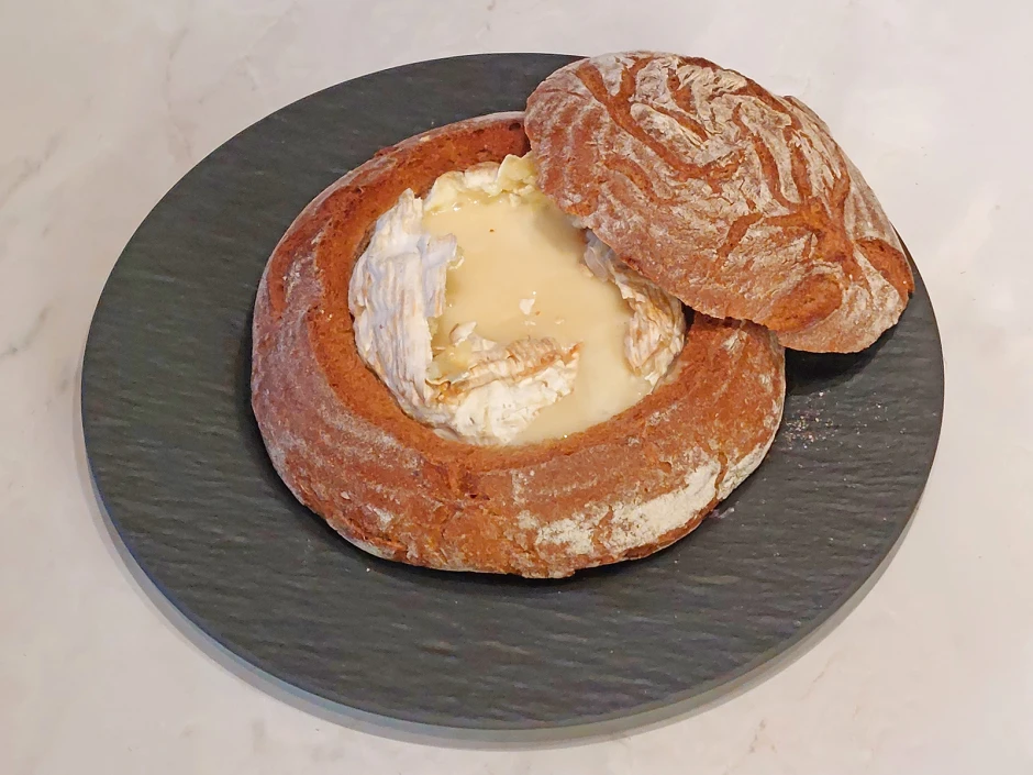 Camembert im Brotlaib