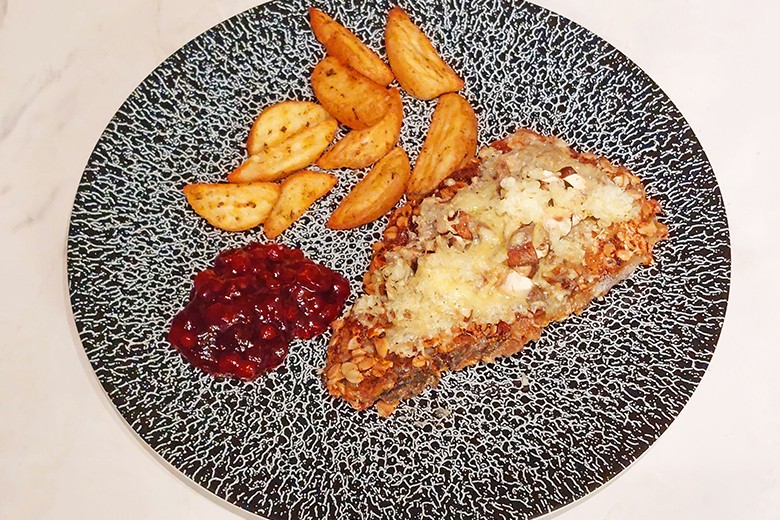 Schweineschnitzel mit Bergkäse und Champignons