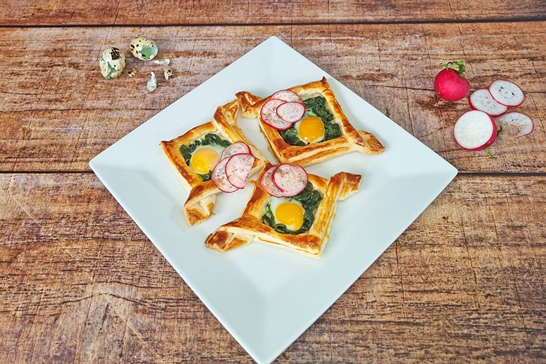 Spinattaschen mit Wachtelei