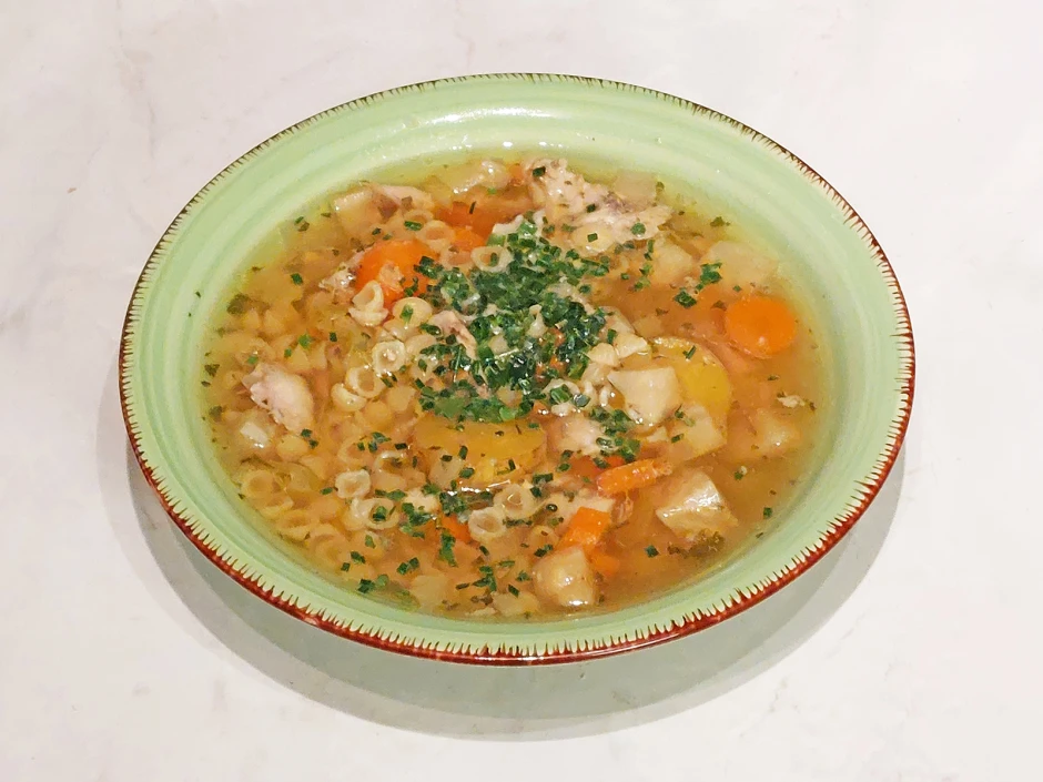 H&uuml;hnersuppe mit Nudeln