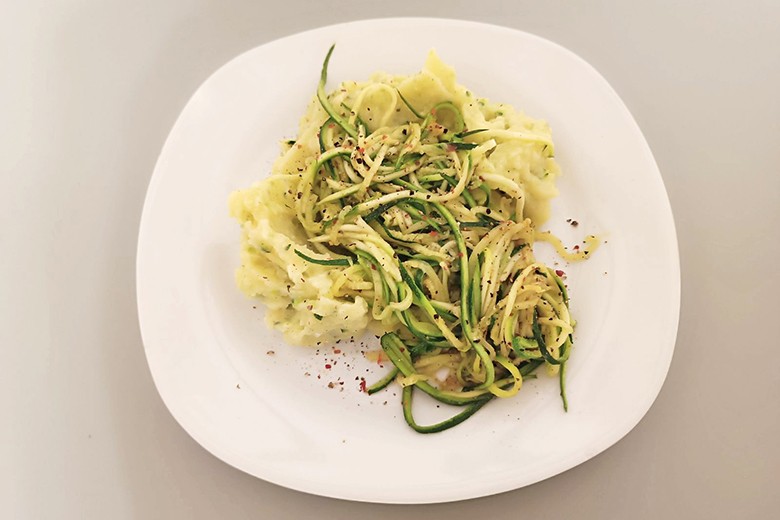 Erdapfel-Zucchinipüree mit Zucchinistreifen