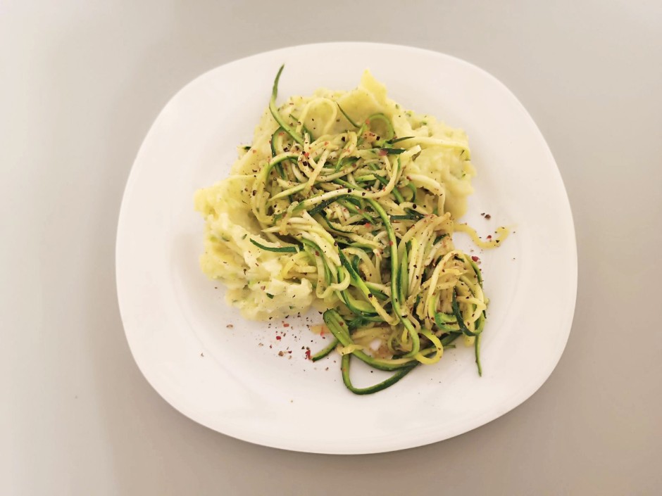 Erdapfel-Zucchinipüree mit Zucchinistreifen
